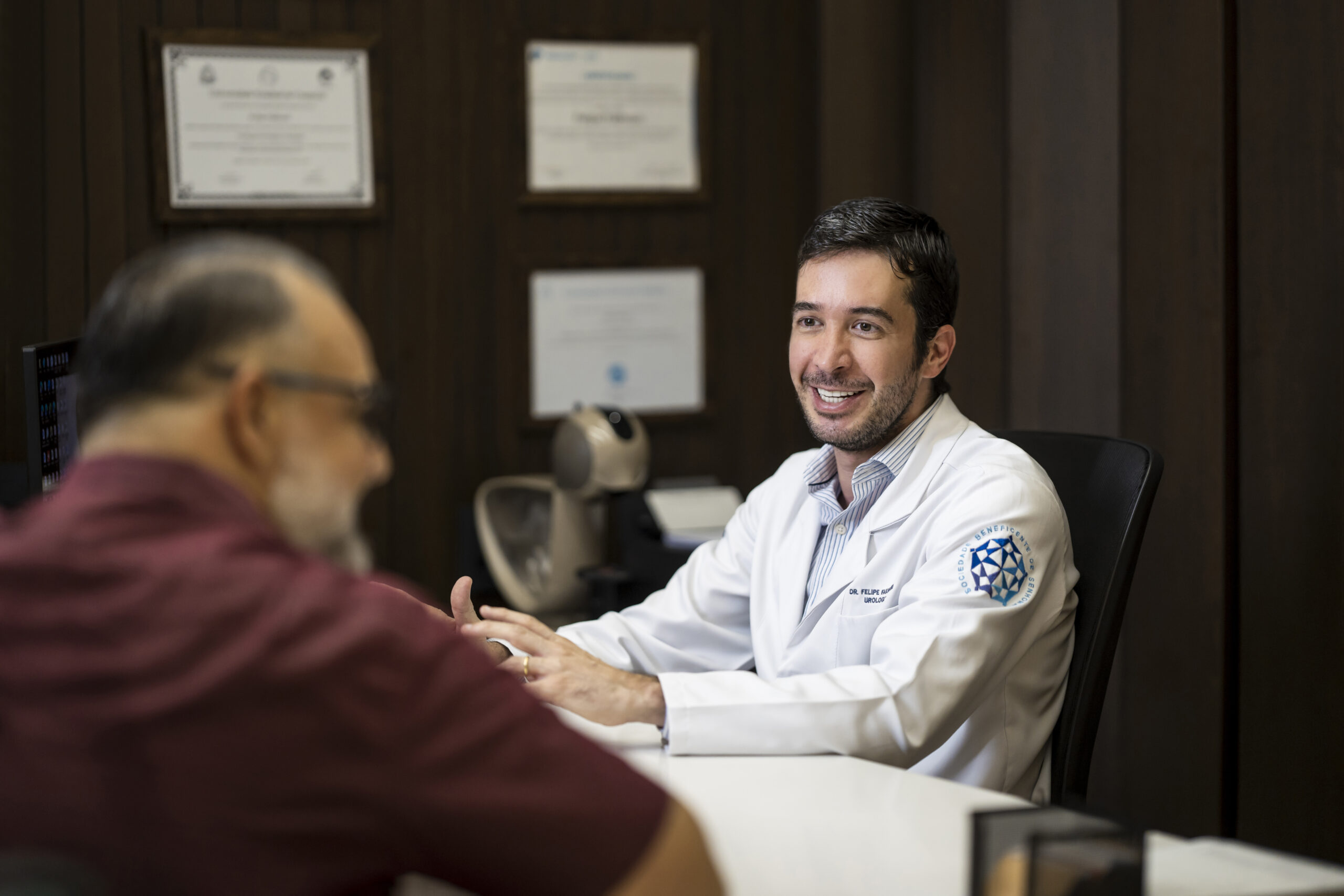 Dr. Felipe Fakhouri em consulta com paciente